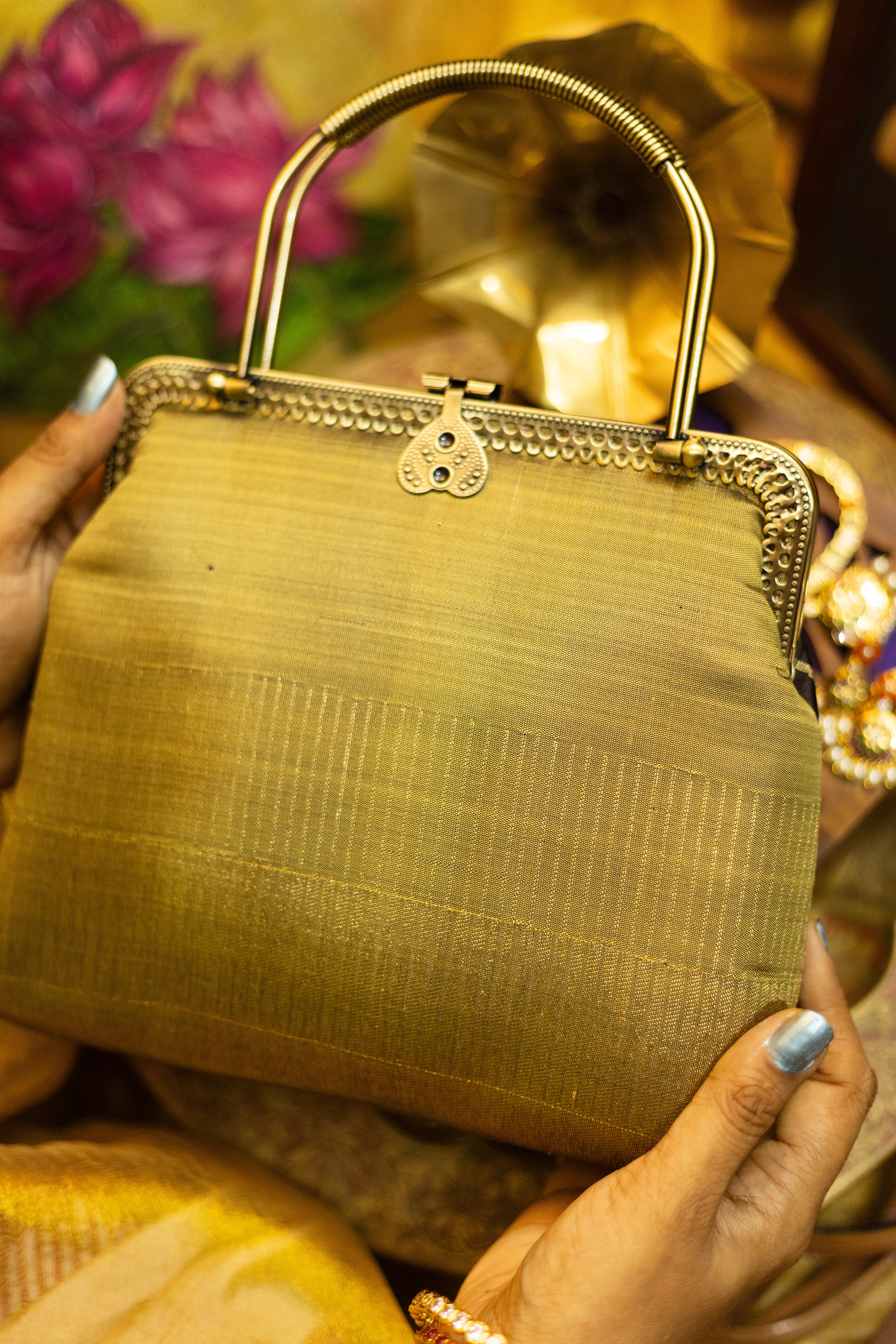 8 kol seepu Rekku and maillot Moggu golden and black