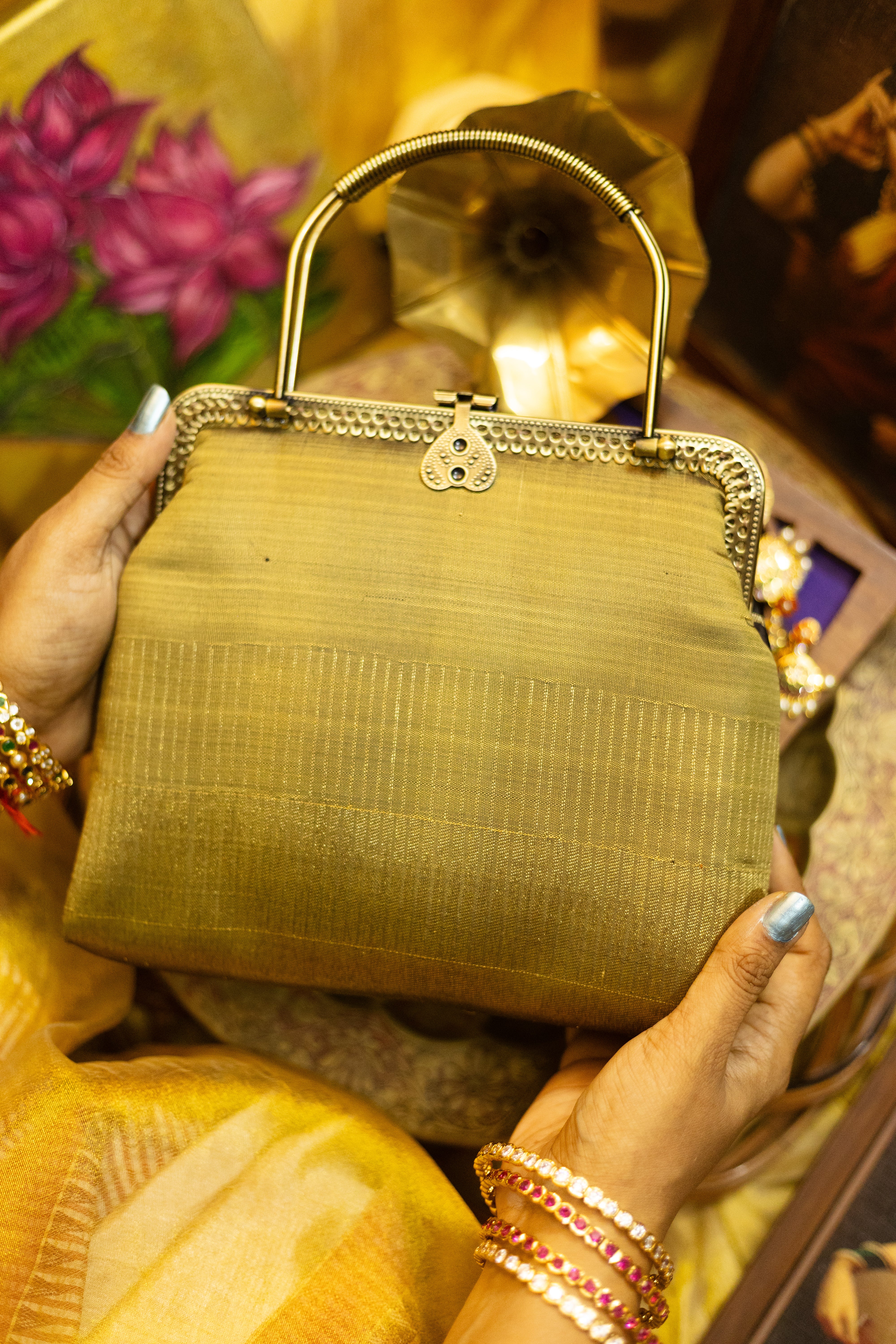 8 kol seepu Rekku and maillot Moggu golden and black