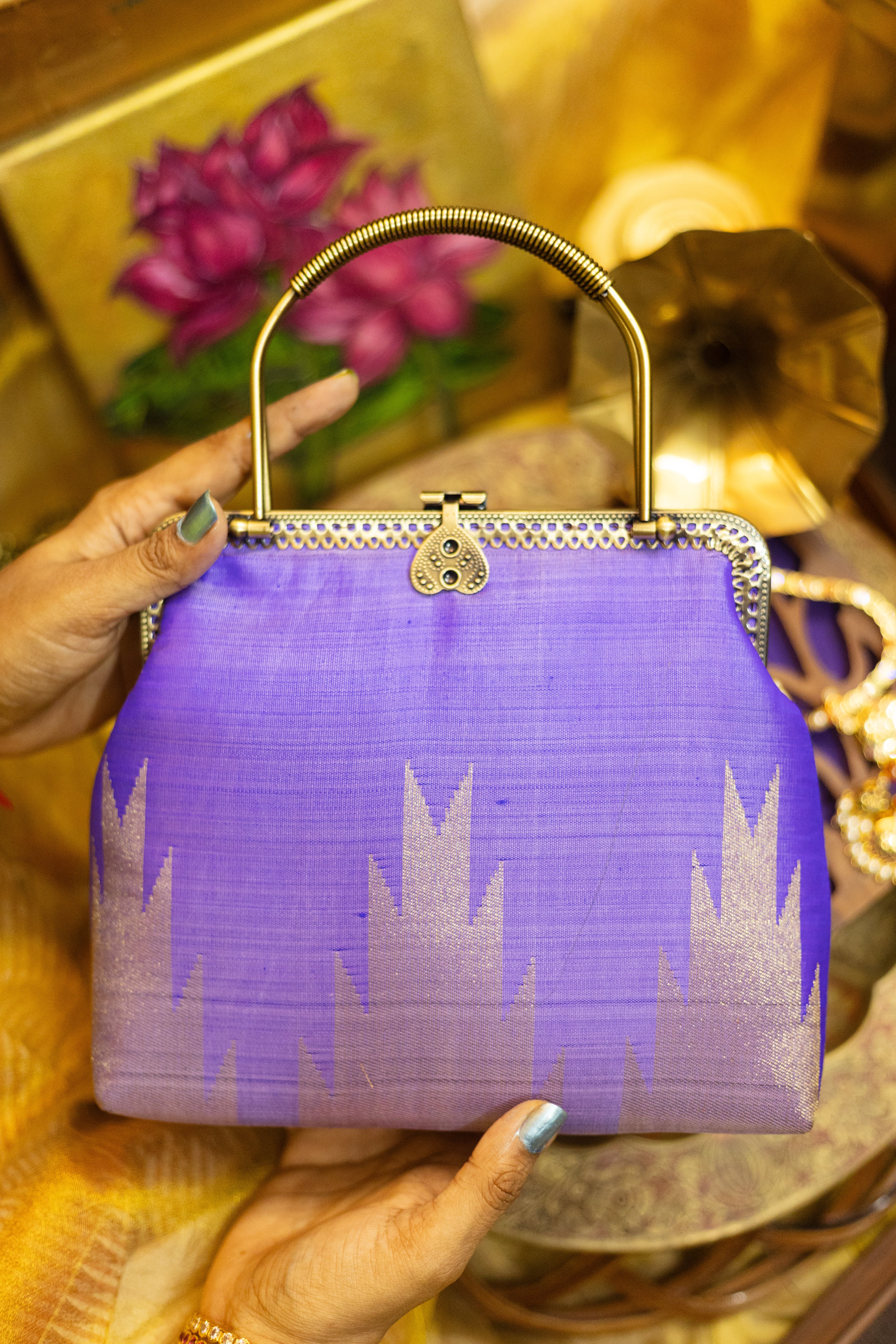 Lavender and beige 8kol Thazhampoo Rekku