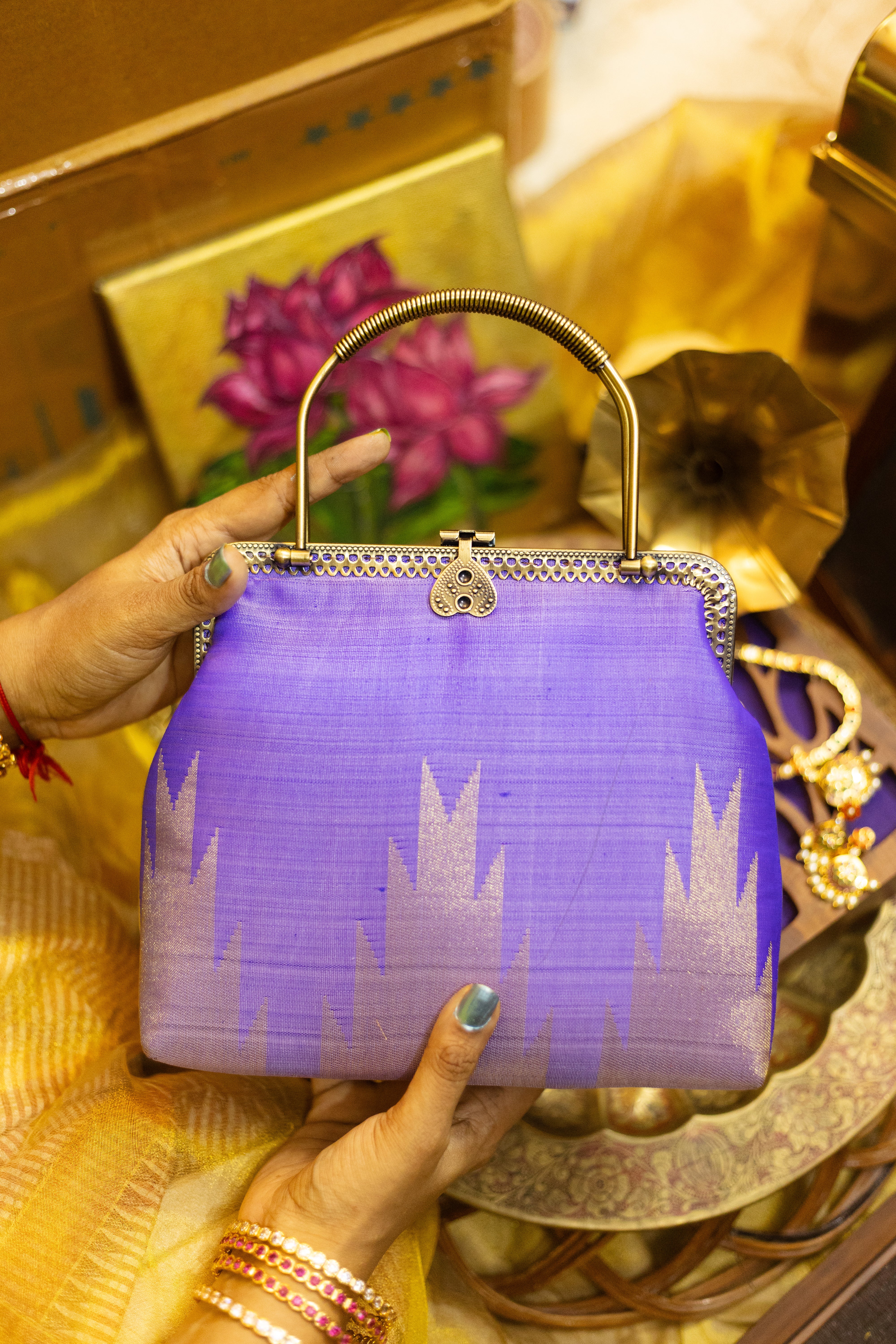 Lavender and beige 8kol Thazhampoo Rekku