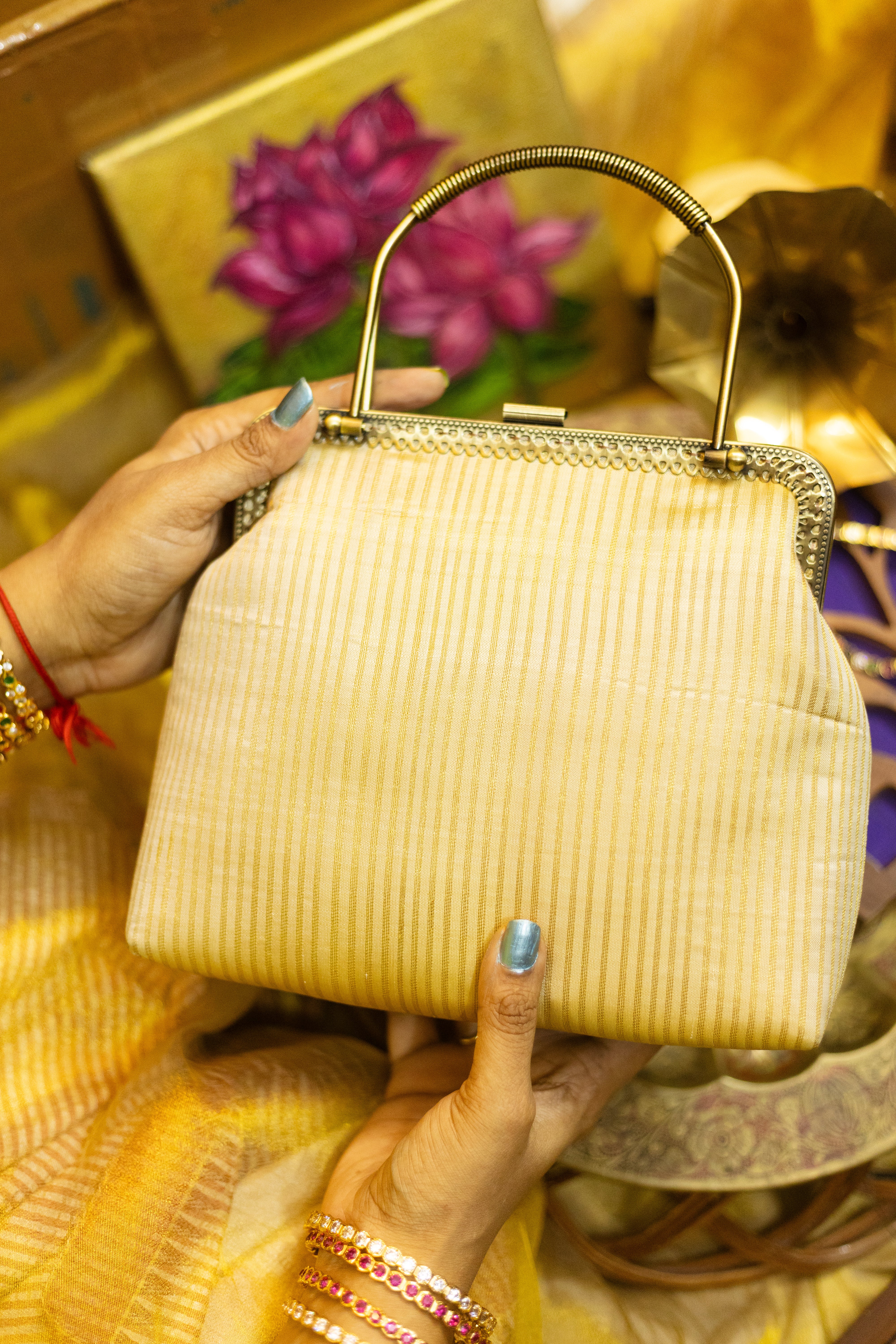 Lavender and beige 8kol Thazhampoo Rekku