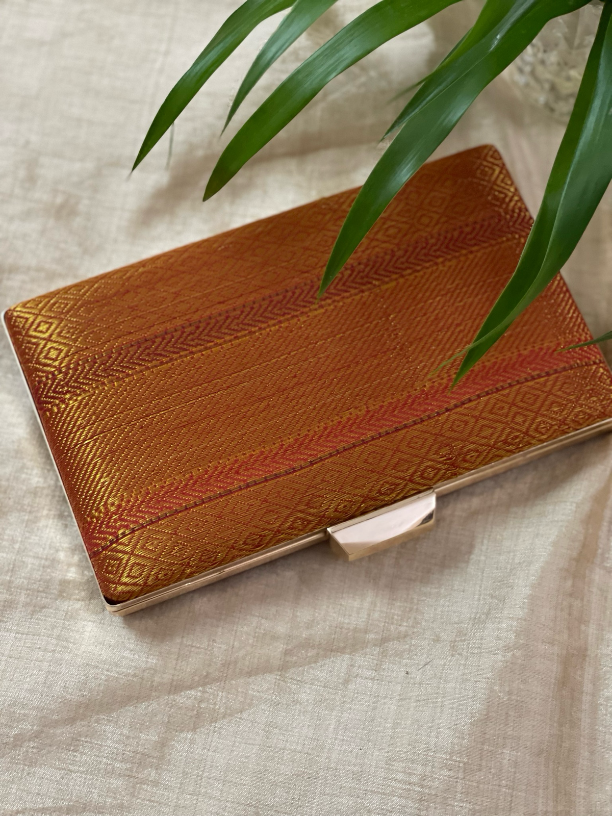 Mayil Kaan Mangalgiri Clutch