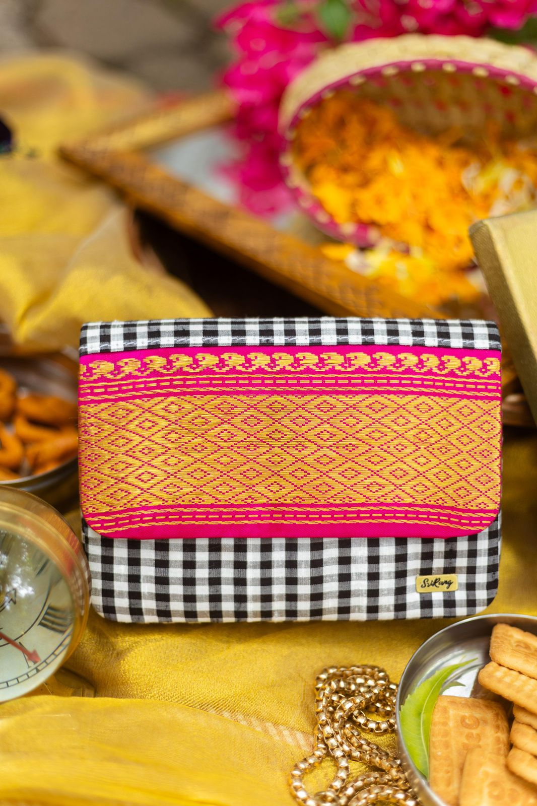 Black and white with mithai pink Mayil kan