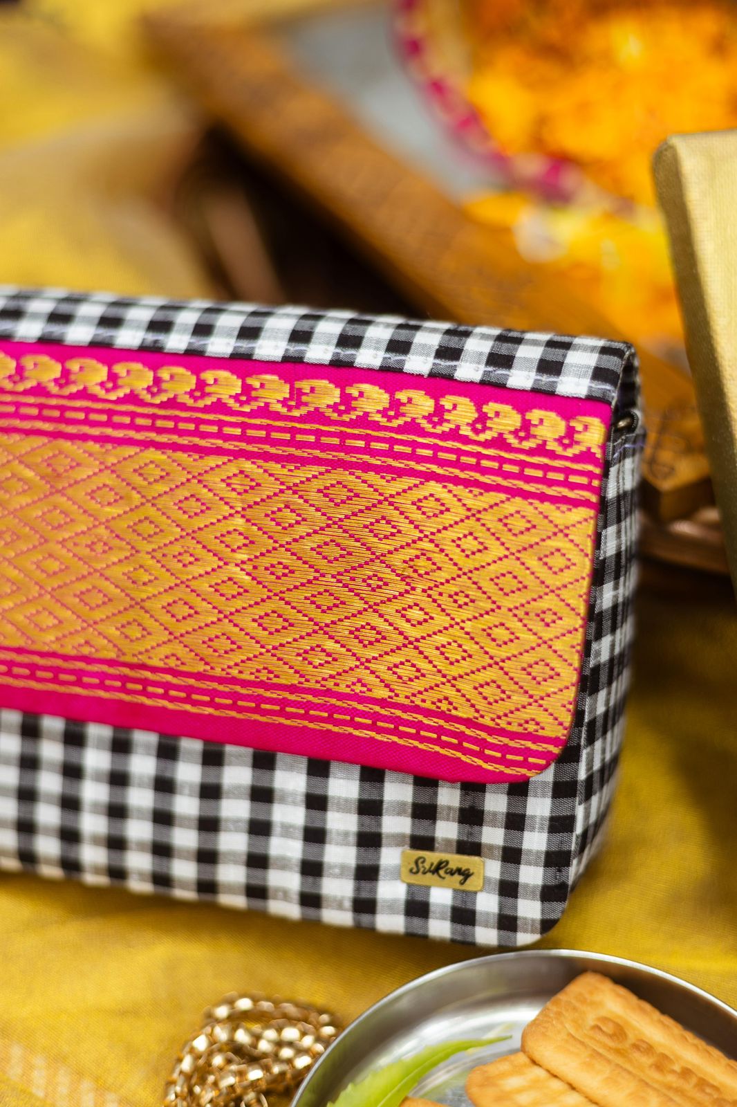 Black and white with mithai pink Mayil kan