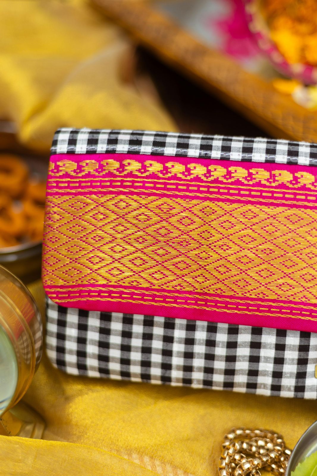 Black and white with mithai pink Mayil kan