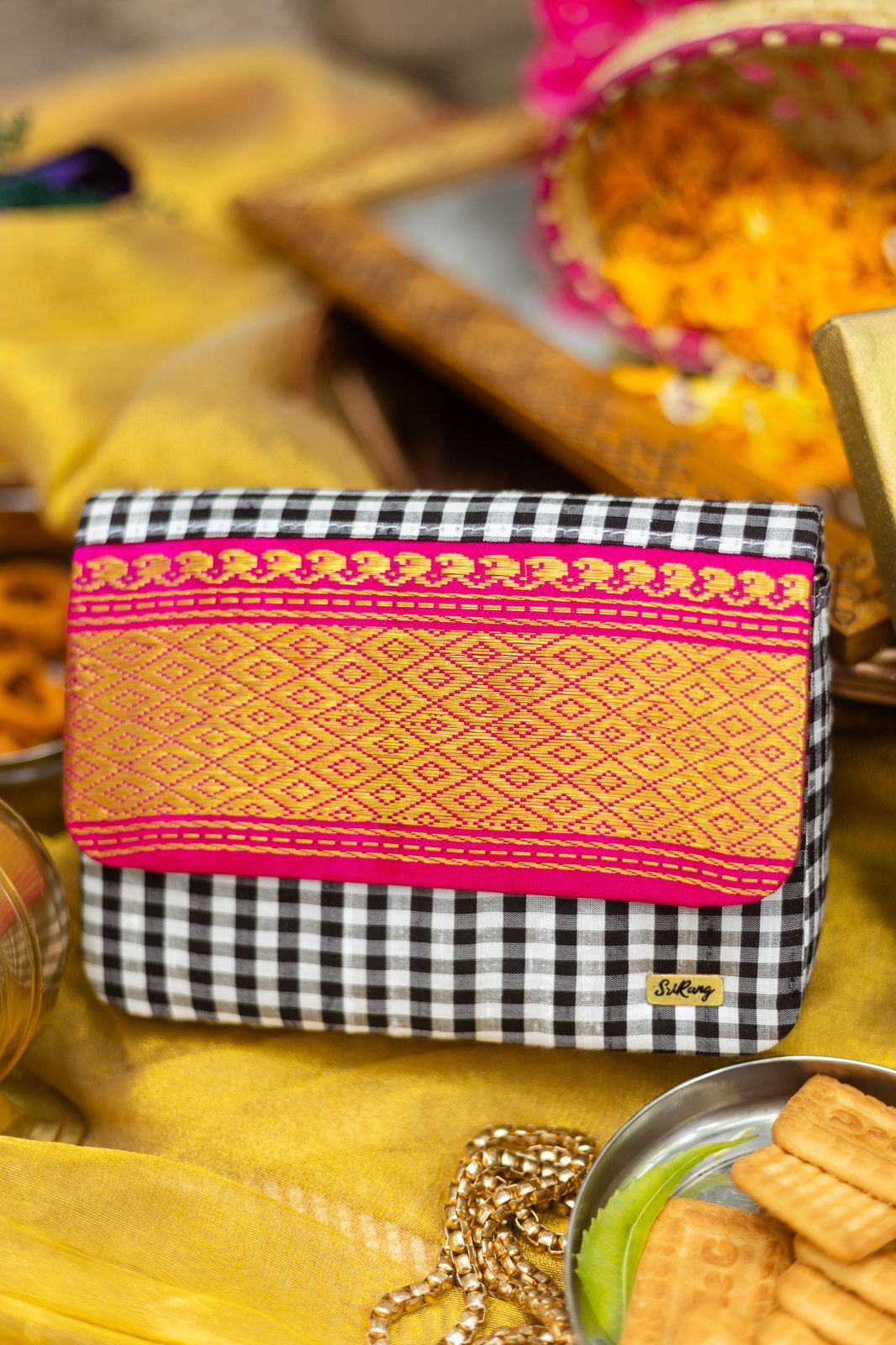 Black and white with mithai pink Mayil kan