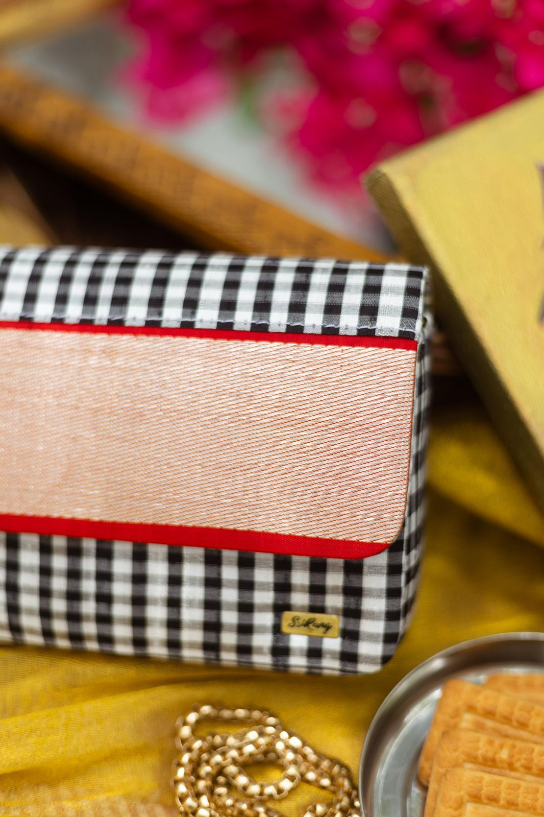 Black and white red  Bhavanchi