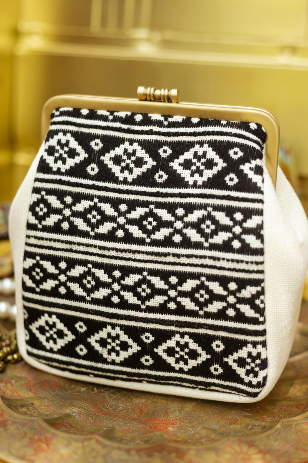 Toda black and white small damru