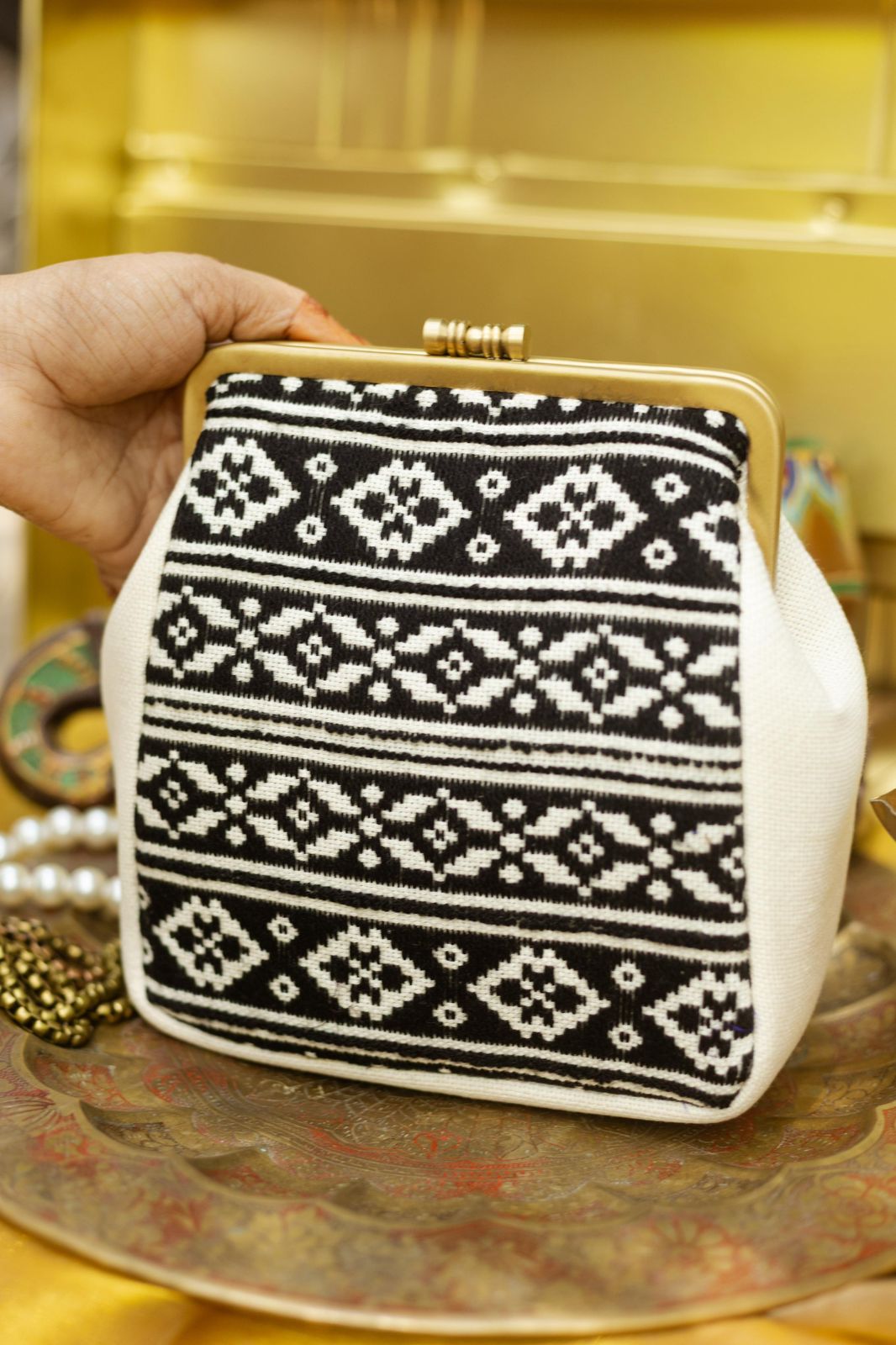 Toda black and white small damru