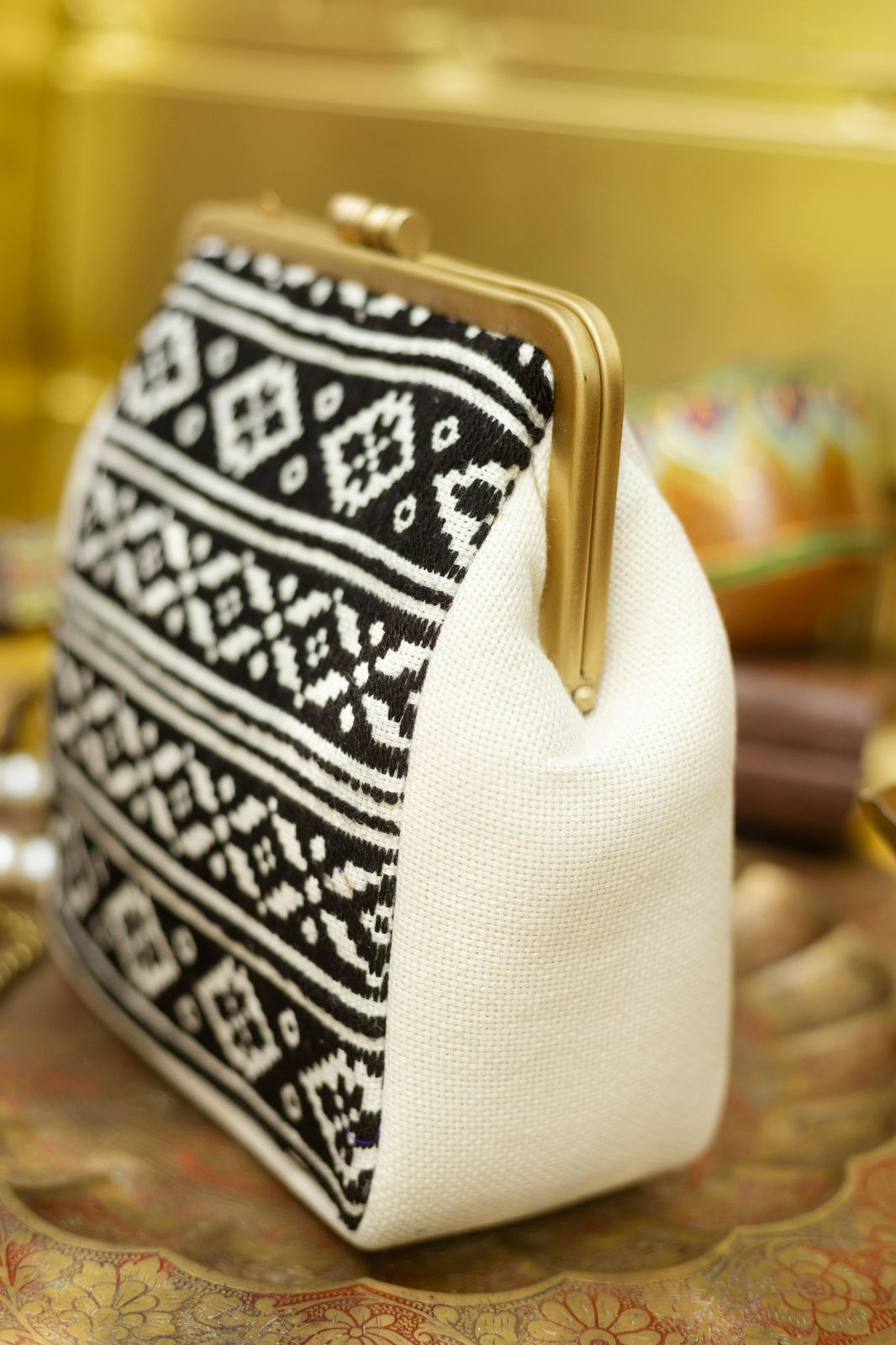 Toda black and white small damru