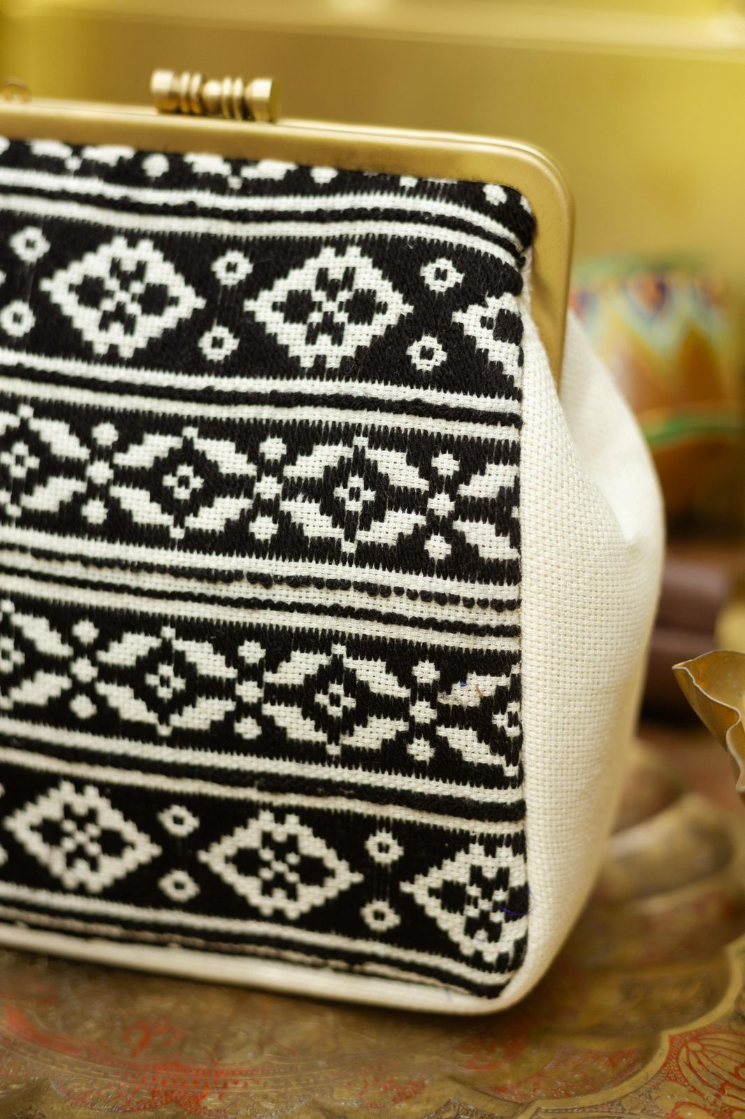 Toda black and white small damru