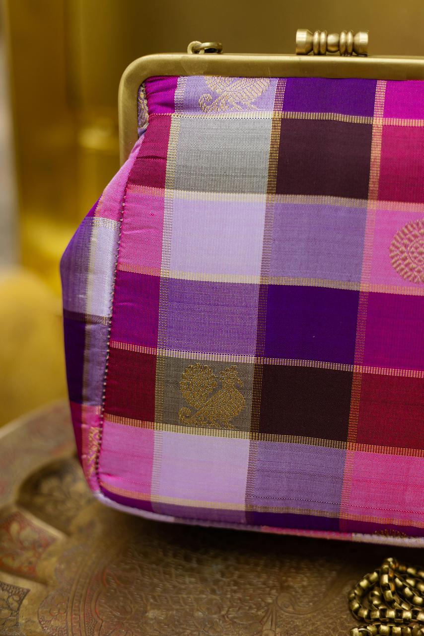 Hues of December poo small Damru