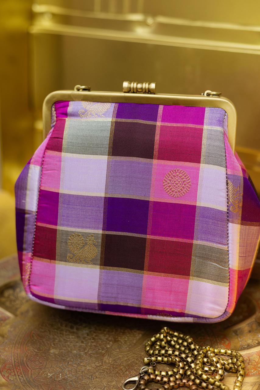 Hues of December poo small Damru