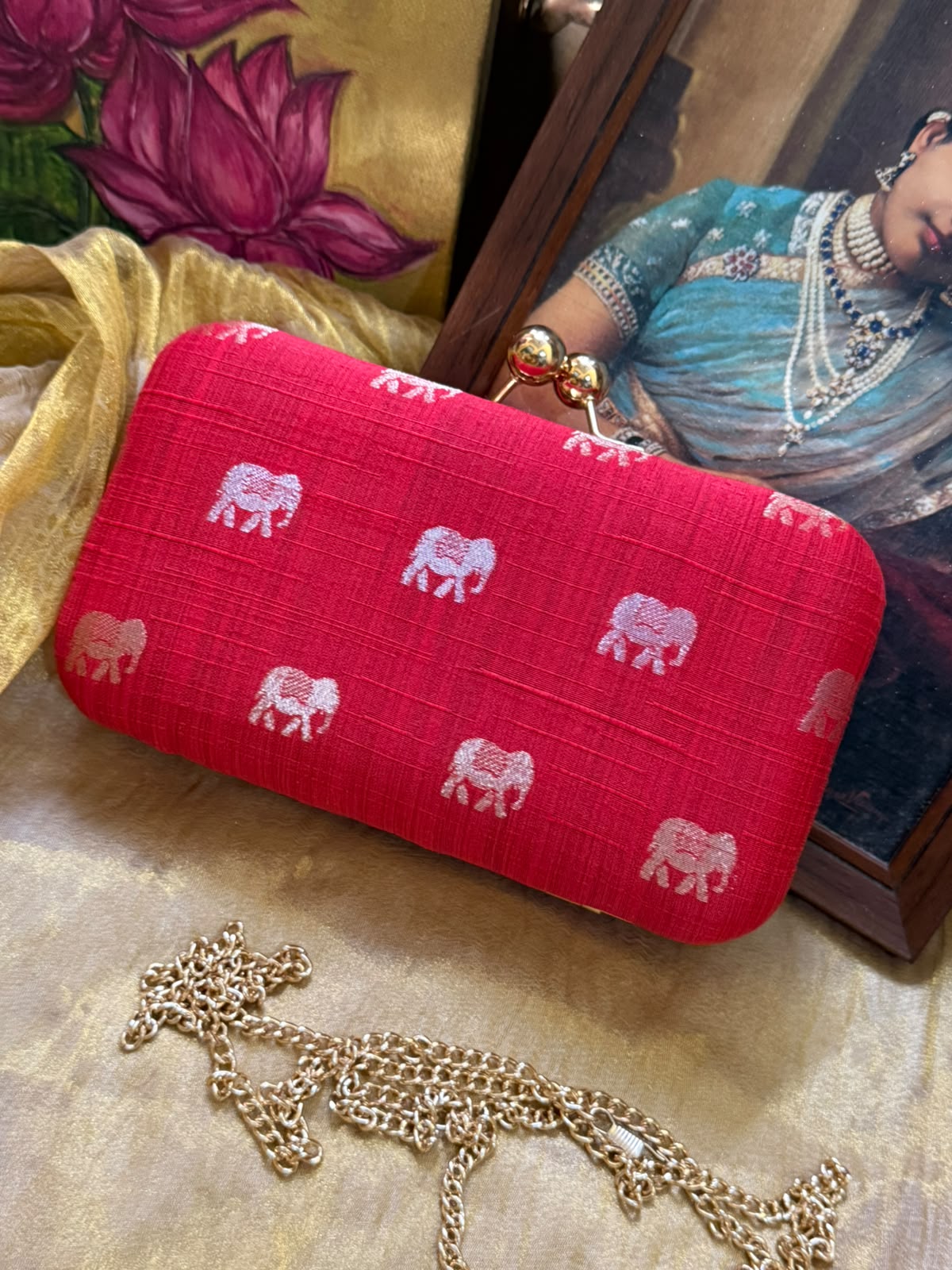 Red elephant🐘