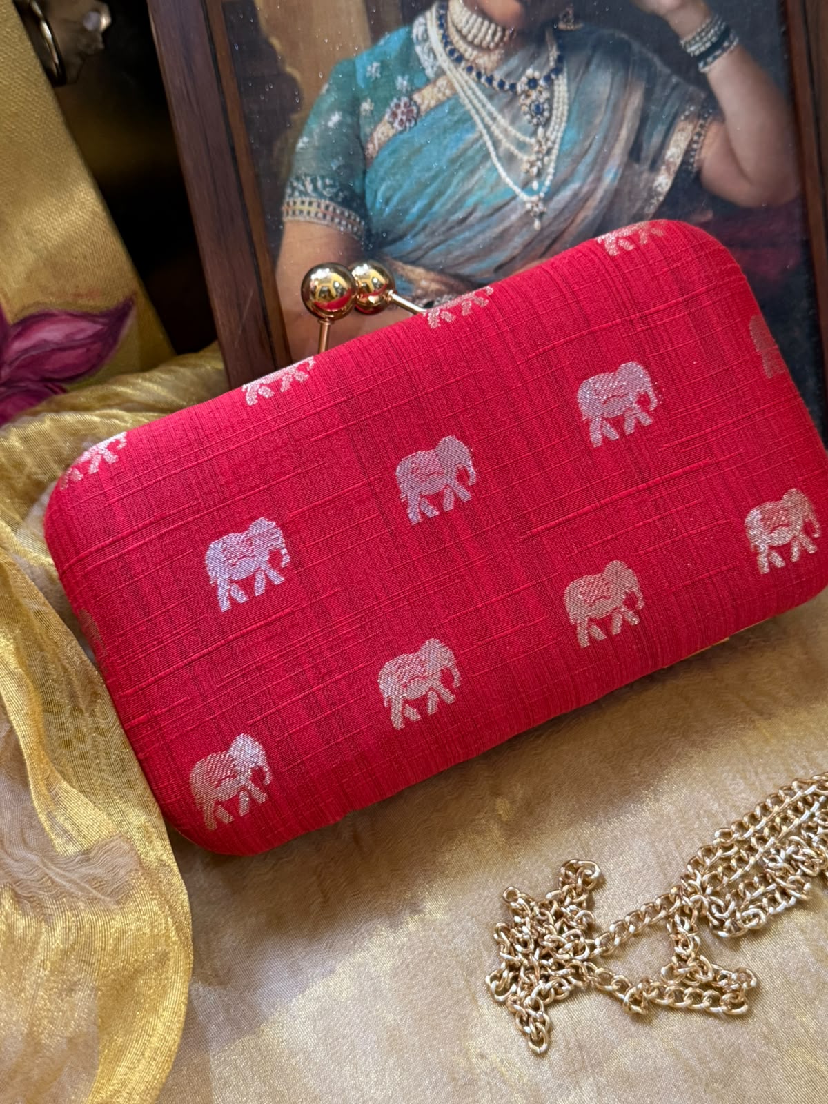 Red elephant🐘