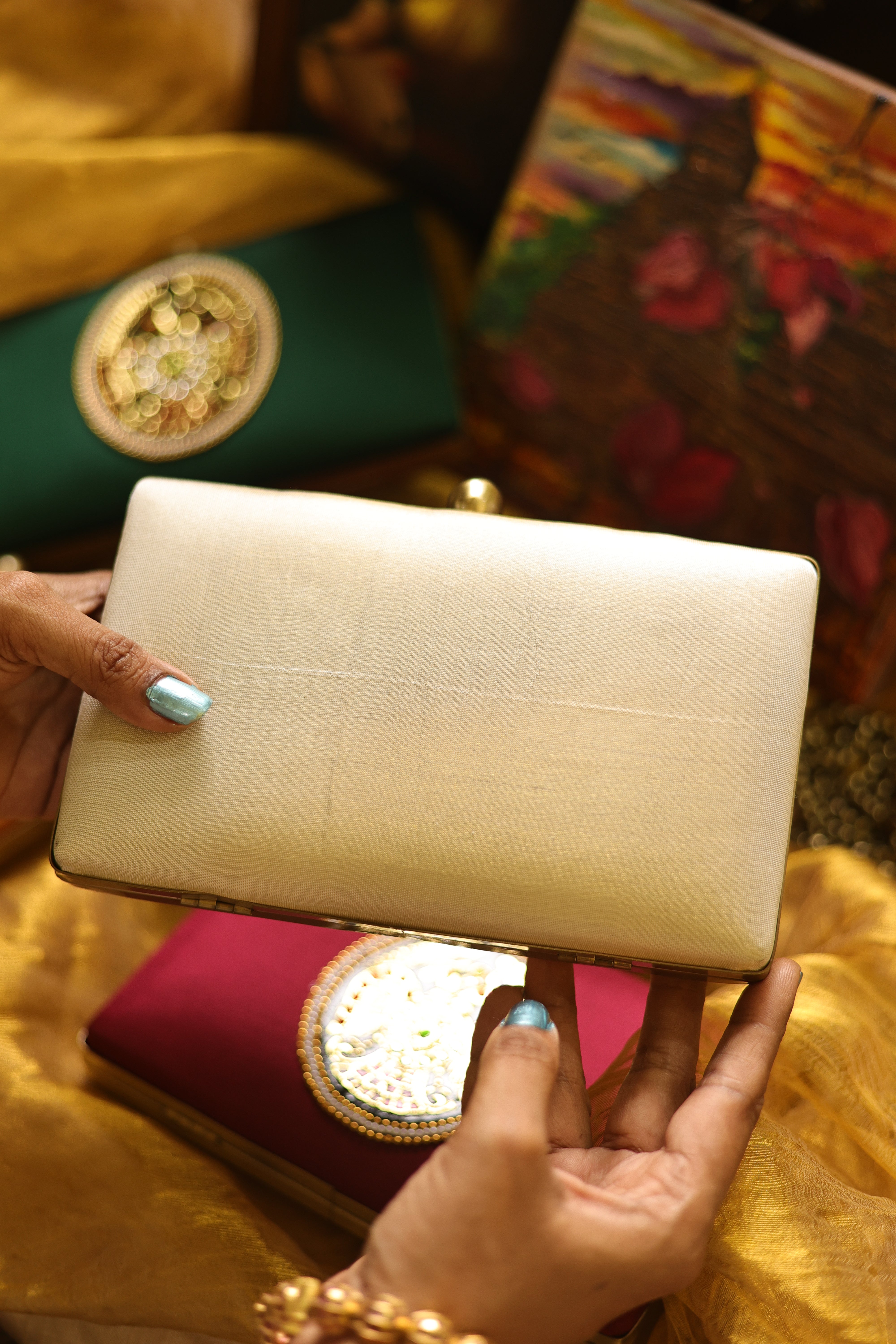 Gandaberunda Ven  pattu tissue