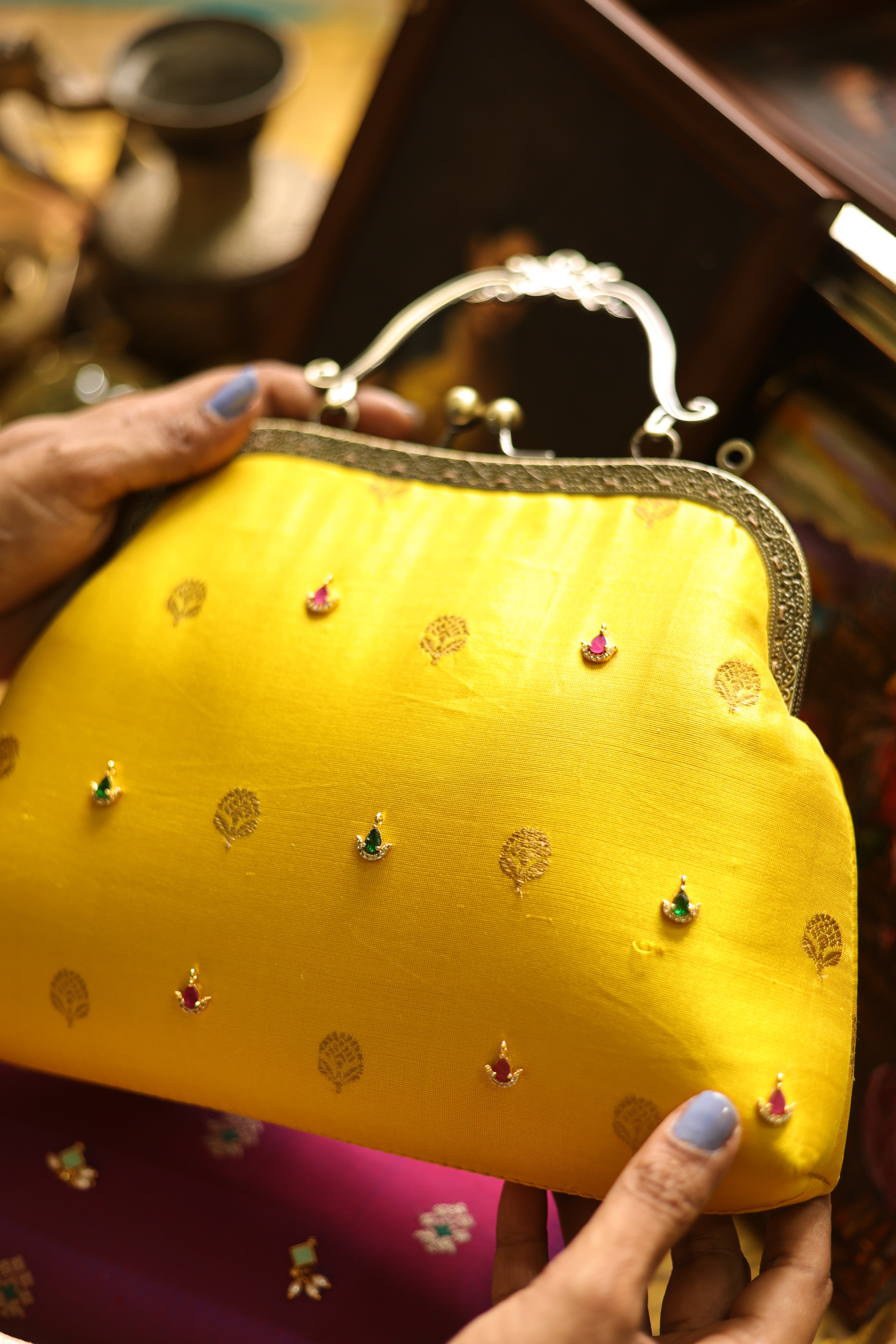 Poosu manjal bling