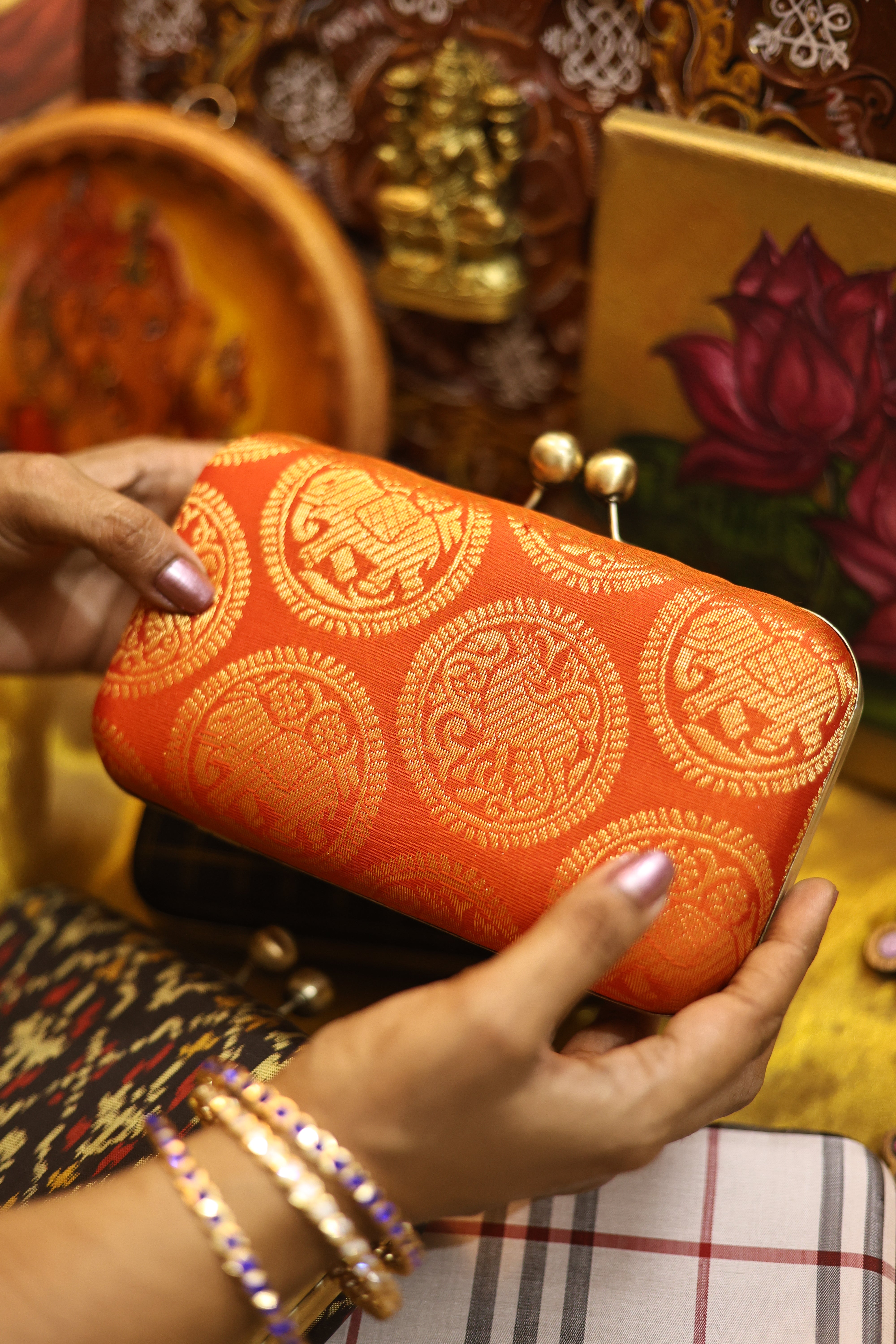Mann and yaanai orange shot color